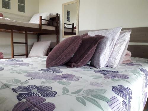 uma cama com almofadas num quarto em Pousada Estrela da Manhã em Penha