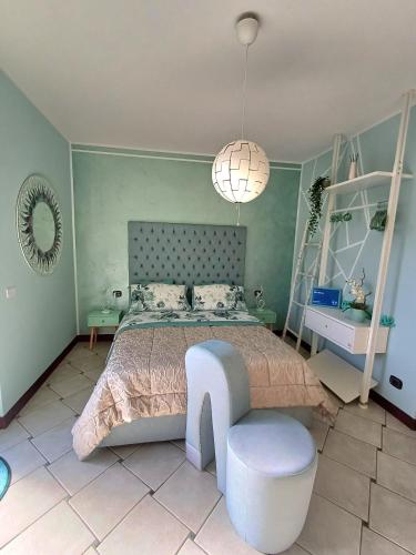 una camera con un grande letto e una sedia di Maryhouse a Venegono Superiore