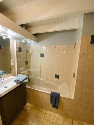 une salle de bain avec une douche, une baignoire et un lavabo dans l'établissement Fleur Marine - Bienvenue, à Les Sables-dʼOlonne