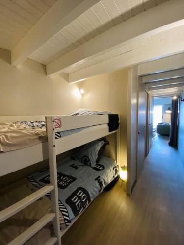 Cette chambre comprend 2 lits superposés et un couloir. dans l'établissement Fleur Marine - Bienvenue, à Les Sables-dʼOlonne