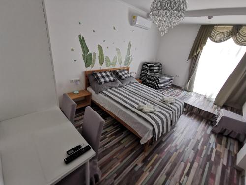 Un dormitorio con una cama grande y una lámpara de araña. en Duna Riverside en Dunakeszi