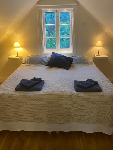 Röda huset في Hallstahammar: غرفة نوم بسرير كبير عليها منشفتين