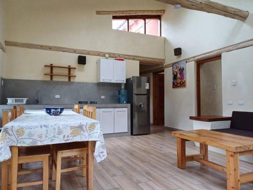 eine Küche und ein Esszimmer mit einem Tisch und Stühlen in der Unterkunft Cute House Surrounded by Nature in Yucay