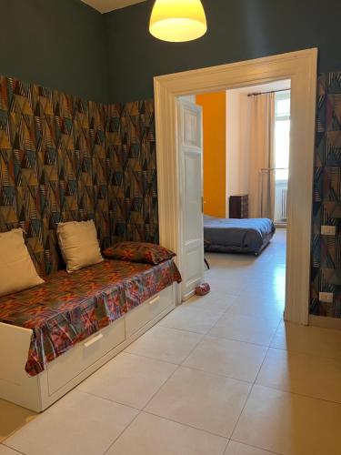 ein Zimmer mit einem Sofa in der Mitte eines Zimmers in der Unterkunft Casa Benso - near Vatican City and Navona Square in Rom