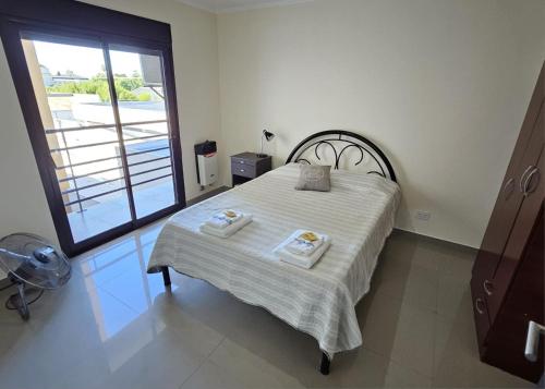 Un dormitorio con una cama con dos toallas encima. en Centro Apart, en General Villegas