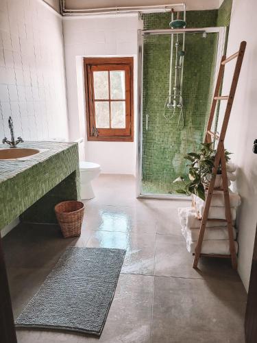 - Baño con lavabo, ducha y escalera en Casa Om, en Dosrius