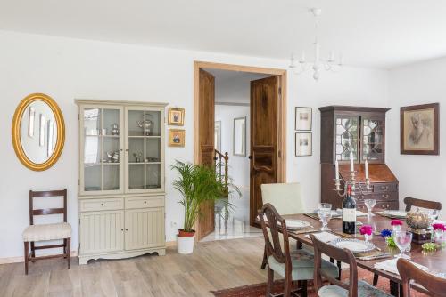 une salle à manger avec une table et des chaises dans l'établissement Le Manoir de la Riviere, à Saint-Seurin-de-Prats
