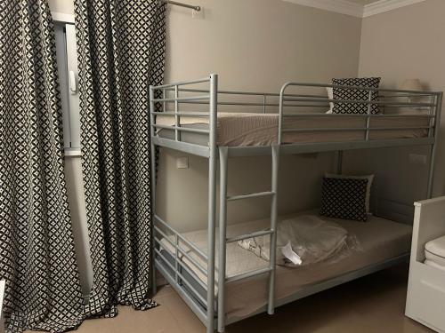 ein Schlafzimmer mit Etagenbetten in einem Zimmer in der Unterkunft Dream House in Albufeira