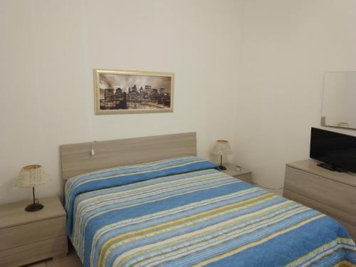 - une chambre avec un lit et une télévision à écran plat dans l'établissement Casa Vacanza Aventino, à Taranta Peligna