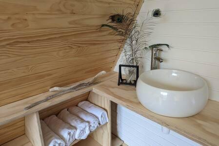 a bathroom with a white sink on a wooden counter at OUTSCAPE l Cabaña Familiar en mejor sector de Cerro Castillo in Villa Cerro Castillo