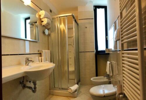 a bathroom with a sink and a shower and a toilet at Best Western Hotel Nettuno in Brindisi