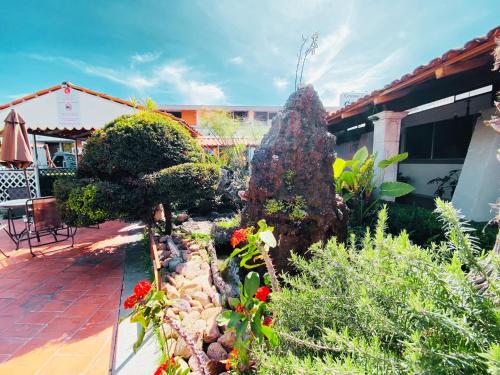 a garden with flowers and plants in a yard at Hotel La Cascada in Aguascalientes