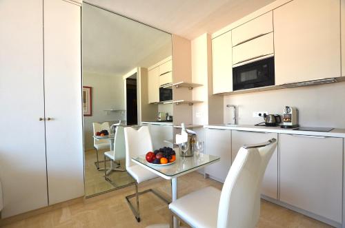 une cuisine et une salle à manger avec une table et des chaises dans l'établissement Studio Cannes Grand Hôtel Ibis avec Terrasse, à Cannes