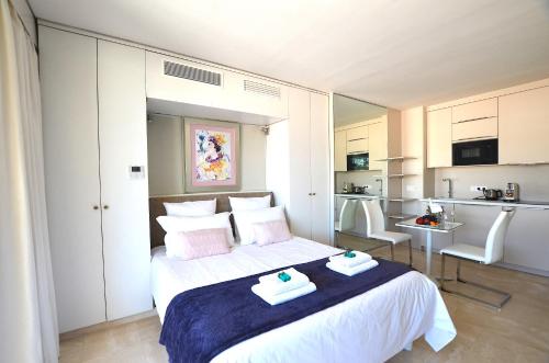 une chambre avec un lit avec deux serviettes dessus dans l'établissement Studio Cannes Grand Hôtel Ibis avec Terrasse, à Cannes