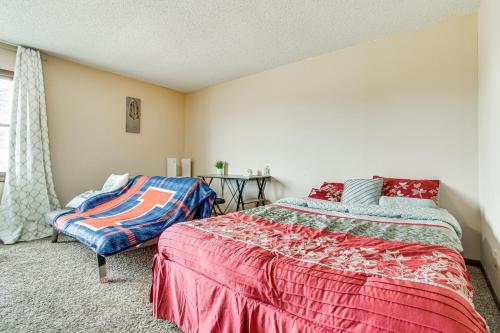 1 dormitorio con 1 cama y 1 silla en Savoy Apartment about 4 Mi to University of Illinois!, en Savoy