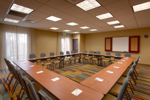 Fairfield Inn & Suites Boise Nampa في نامبا: قاعة اجتماعات كبيرة مع طاولة وكراسي طويلة
