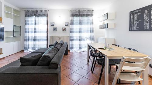 sala de estar con sofá y mesa en Italianway - Villa Donatori, en Lesmo