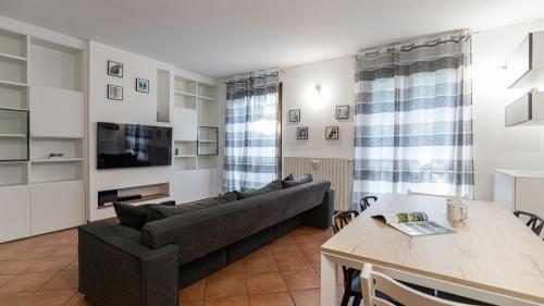 uma sala de estar com um sofá e uma mesa em Italianway - Villa Donatori em Lesmo