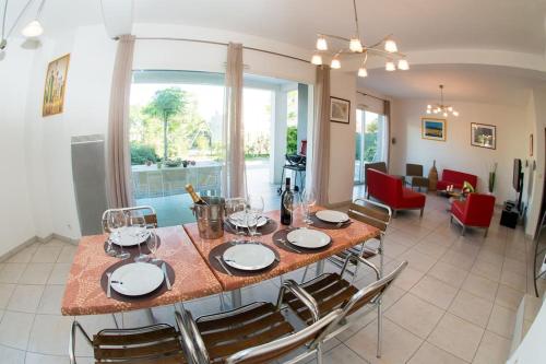 Villa St louis à 50m de la mer+6 velos +Piscine+climatisation