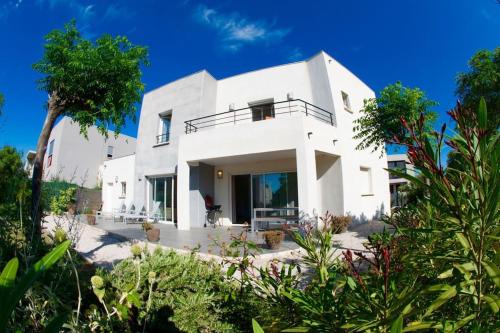 Villa St louis à 50m de la mer+6 velos +Piscine+climatisation