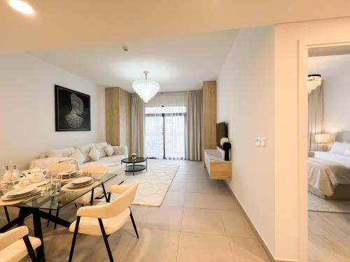 Cozy 1BR Retreat, Asayel 3 Madinat Jumeirah Living - 81AB0 في دبي: غرفة معيشة مع أريكة وطاولة