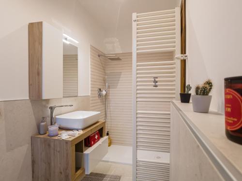 bagno con lavandino e servizi igienici di Frejus Location a Torino