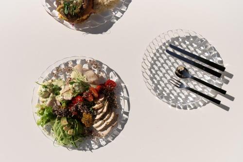 due piatti di cibo su un tavolo con bacchette di TWO VAULTS, Rethymno old town a Rethymno