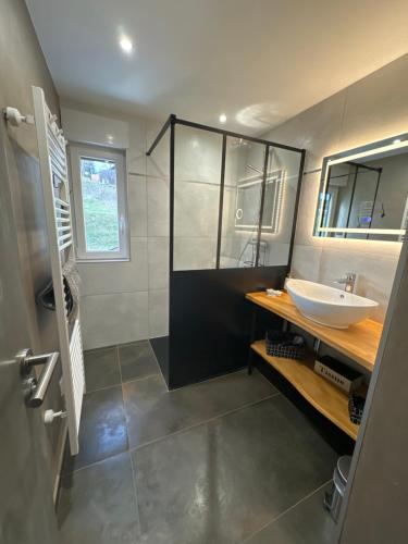 Kúpeľňa v ubytovaní La reine appartement pour deux personnes avec magnifique vue et jacuzzi