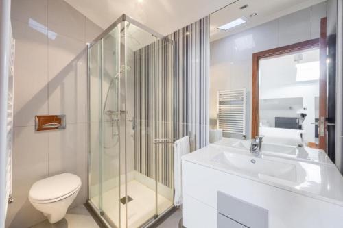 y baño con ducha, aseo y lavamanos. en Glicinias Guest House, Free garage - Aveiro, en Aveiro