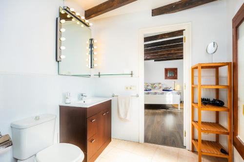 a bathroom with a toilet and a sink at Duplex Can Roses in Moscari