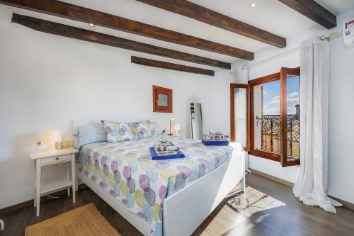 1 dormitorio con cama y ventana en Duplex Can Roses, en Moscari