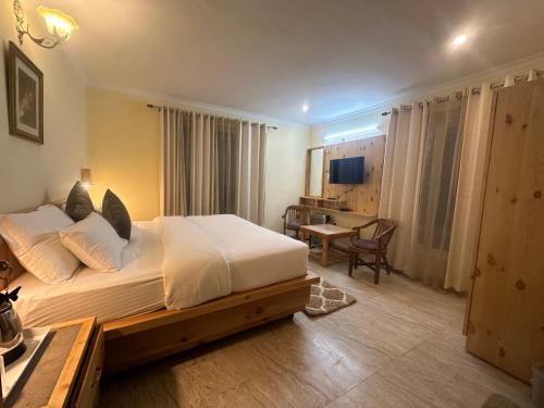 1 Schlafzimmer mit einem großen Bett und einem Esszimmer in der Unterkunft HighField Villa in Kanatal