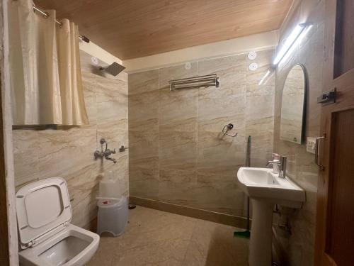 ein Bad mit einem WC und einem Waschbecken in der Unterkunft HighField Villa in Kanatal