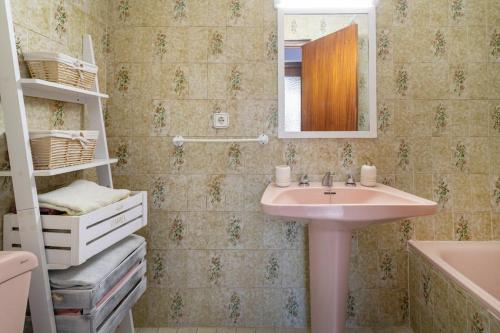 La salle de bains est pourvue d'un lavabo et d'un miroir. dans l'établissement Costa Blanca Holiday Rental Amalia I, à El Campello