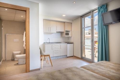 cocina con lavabo y aseo en una habitación en 2Sleep - Estudios Benidorm, en Benidorm