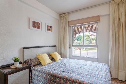 - une chambre avec un lit et une fenêtre dans l'établissement Costa Blanca Holiday Rental Amalia I, à El Campello