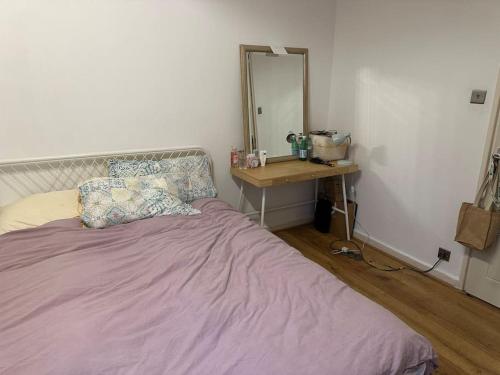 A bed or beds in a room at Beautiful and spacious flat in Central Shoreditch