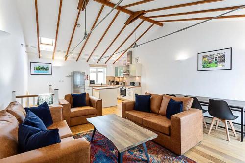 a living room with couches and a table at 2BR, Gated parking, 50" TV, Nespresso machine in London