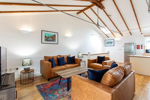 a living room with couches and a table at 2BR, Gated parking, 50" TV, Nespresso machine in London