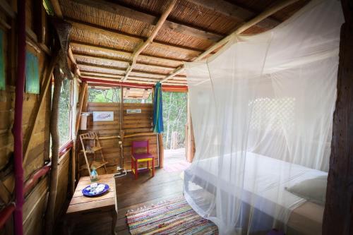 1 dormitorio en una casa en un árbol con 1 cama en Esprit Caraibe, en Saint-François