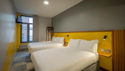 Postel nebo postele na pokoji v ubytování Fitzsimons Hotel Temple Bar