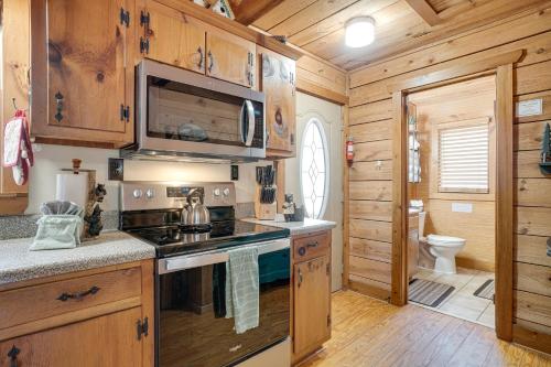 Nhà bếp/bếp nhỏ tại Secluded Family Retreat in Dahlonega with Hot Tub!