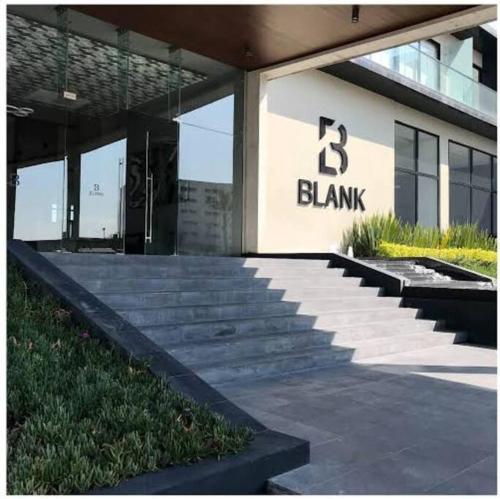 un bâtiment avec un escalier en face d'un bâtiment dans l'établissement Nuevo departamento en Sonata, Blank, Lomas, puebla, à Lomas de Angelopolis