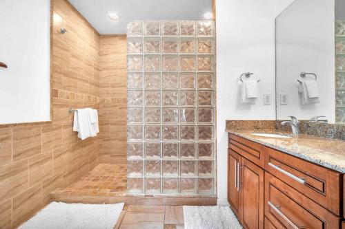 La salle de bains est pourvue d'une douche et d'un lavabo. dans l'établissement Center Grove - Lush & Spacious & New - 3 Bedrooms, à Miami
