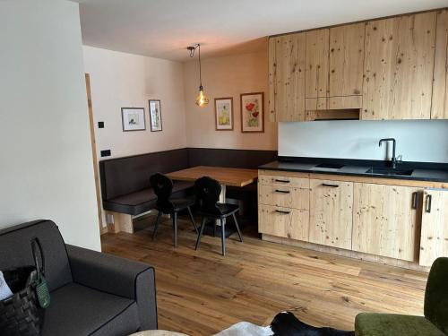 Η κουζίνα ή μικρή κουζίνα στο Presulis Hideaway Apartments & Restaurant
