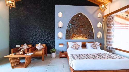 una camera con letto, tavolo e scrivania di Asapian Resort & Spa - Formerly KK Jungle View Resort a Kota Bāgh