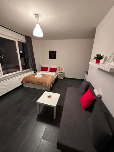 a hotel room with a bed and a couch at Apartment in zentraler Lage (mit Arbeitsecke) in Krefeld