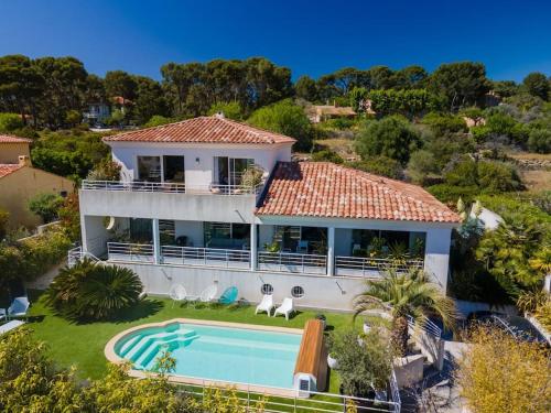 une vue aérienne d'une maison avec piscine dans l'établissement Jolie villa avec piscine et vue mer - Villa Oasis, à La Ciotat