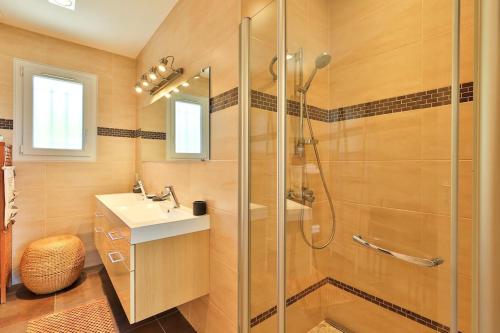 une salle de bain avec douche et lavabo dans l'établissement Jolie villa avec piscine et vue mer - Villa Oasis, à La Ciotat