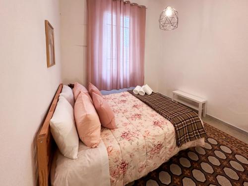 una camera da letto con un grande letto con cuscini di La Casa di Eli a Pisa